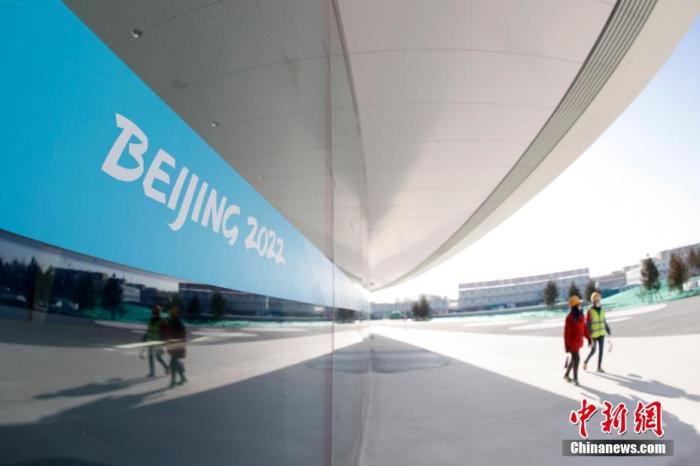 2020年12月25日，北京2022年冬奥会标志性建筑国家速滑馆完工，计划于2021年1月开展首次制冰工作。冬奥会期间，国家速滑馆将承担速度滑冰比赛，在此将诞生14块金牌。图为国家速滑馆外的冬奥元素。
/p中新社记者 韩海丹 摄