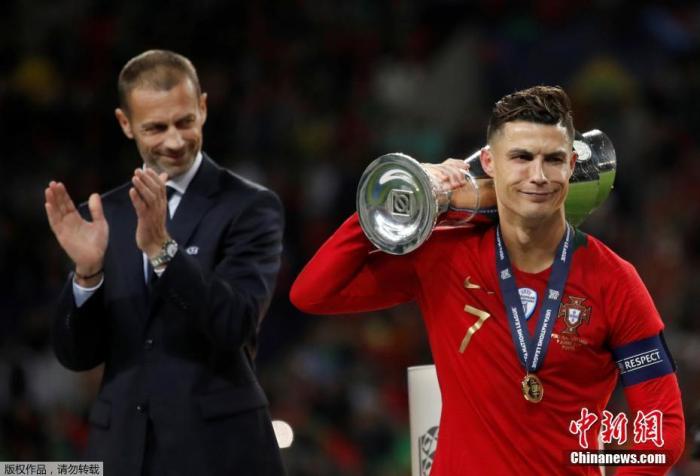 资料图；2019年6月9日，葡萄牙队在波尔图火龙球场以1：0战胜荷兰队，赢得首届欧洲国家联赛冠军。颁奖仪式上，C罗扛走奖杯一脸傲娇。