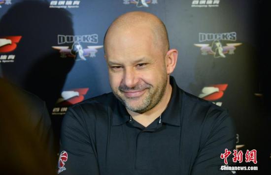 10月18日，首钢男篮新赛季公开课在位于北京的首钢篮球中心举行，全队集合积极备战CBA新赛季。图为首钢男篮主教练雅尼斯在公开课后接受媒体采访。 /p中新社记者 张兴龙 摄