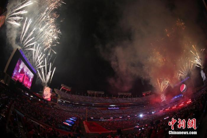 第55届超级碗北京时间8日午间落下帷幕。图为比赛现场放起了烟火。