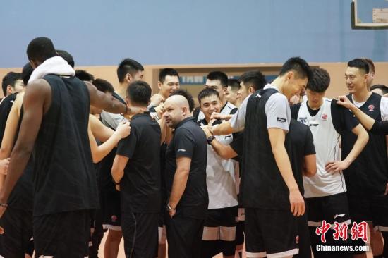 考图：图为首钢男篮主教练雅尼斯(中)在公开课上与队员交流。 /p中新社记者 张兴龙 摄