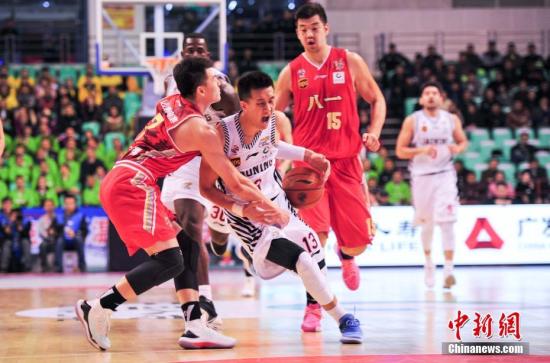 11月3日晚，辽宁本溪，球员在比赛中。当日，2017-2018赛季CBA第三轮，辽宁衡润(白)在主场迎战八一富邦。最终，辽宁109-84战胜八一，取得赛季的三连胜。 /p中新社记者 于海洋 摄
