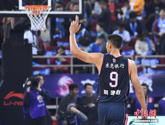 图为广东东莞银行球员易建联在赛后向球迷致意。中新社记者 崔楠 摄 图为广东东莞银行球员易建联在赛后向球迷致意。/p中新社记者 崔楠 摄