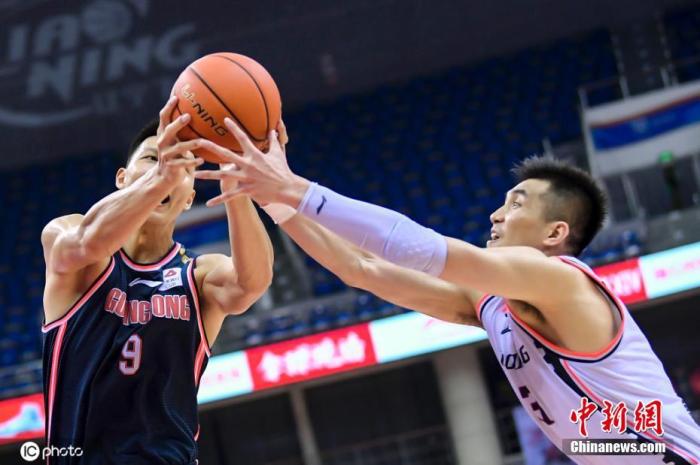 图为广东队易建联与辽宁队郭艾伦在比赛中拼抢。图片来源:ICphoto 图为广东队易建联与辽宁队郭艾伦在比赛中拼抢。图片来源:ICphoto