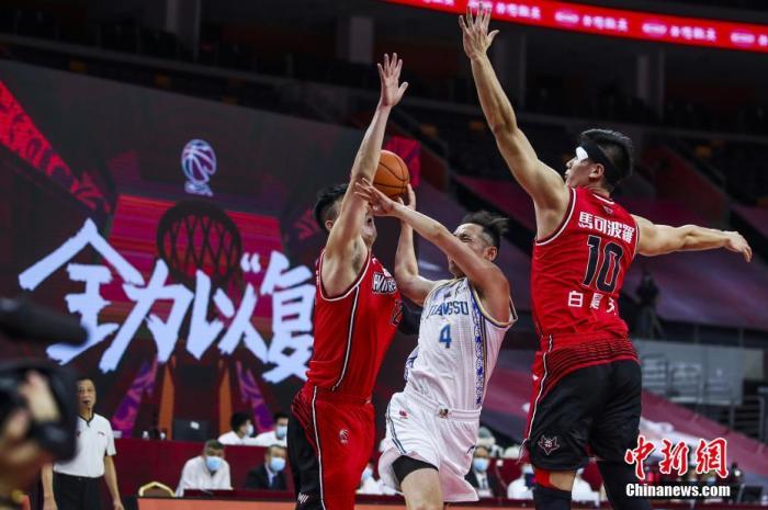 6月20日,广东东莞,19/20CBA复赛第一阶段,江苏肯帝亚105-98深圳领航者。图为史鸿飞进攻。图片来源:视觉中国 6月20日,广东东莞,19/20CBA复赛第一阶段,江苏肯帝亚105-98深圳领航者。图为史鸿飞进攻。图片来源:视觉中国