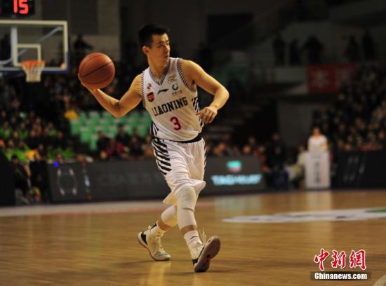 12月27日晚,辽宁本溪,辽宁本钢队赵继伟在比赛中。当日,在2017-2018赛季中国男子篮球职业联赛(CBA)常规赛第21轮比赛中,辽宁本钢队(白)主场以127比113战胜新疆喀什古城队。
中新社记者 于海洋 摄 12月27日晚,辽宁本溪,辽宁本钢队赵继伟在比赛中。当日,在2017-2018赛季中国男子篮球职业联赛(CBA)常规赛第21轮比赛中,辽宁本钢队(白)主场以127比113战胜新疆喀什古城队。
/p中新社记者 于海洋 摄
