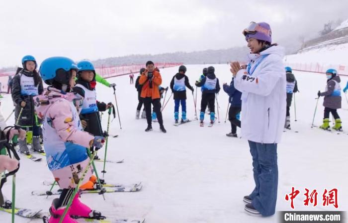 “冰雪种子公益计划”教授小朋友们学习滑雪。超级定点赛事组委会提供