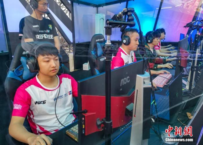 资料图：2019WUCG三亚电竞节在海南三亚半山半岛帆船港开幕，图为中国集美大学战队进行《英雄联盟》比赛。/p中新社记者 骆云飞 摄