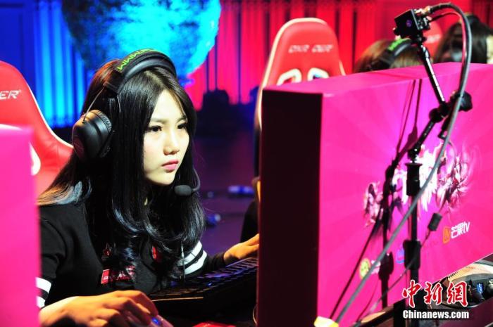 资料图：《英雄联盟》电竞女神挑战赛选手在比赛中。/p中新社发 钟鑫旺 摄 图片来源：CNSPHOTO