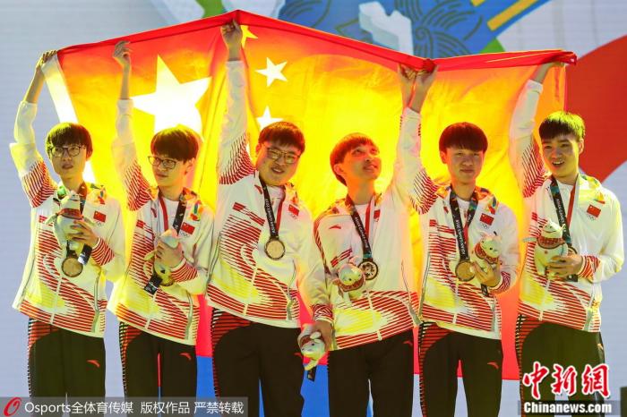 资料图：中国团队站上亚运会王者荣耀表演项目最高领奖台。图片来源：Osports全体育图片社