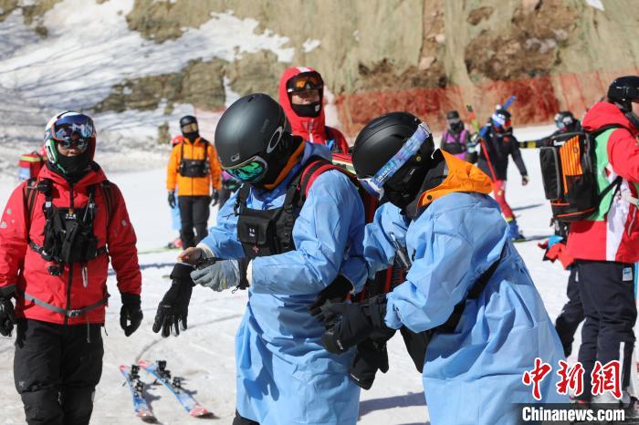 冬奥滑雪医疗保障“梦之队”由医疗技术精湛、滑雪技术高超的医务人员组成。延庆融媒体中心供图