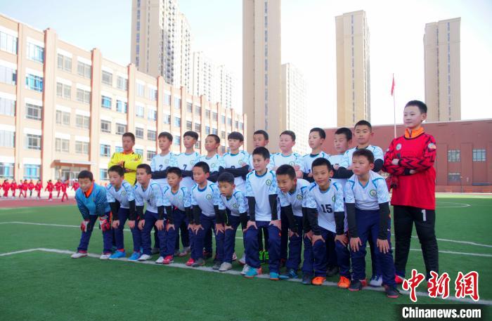 图为呼和浩特市赛罕区锡林南路小学分校足球队合影。　张林虎 摄