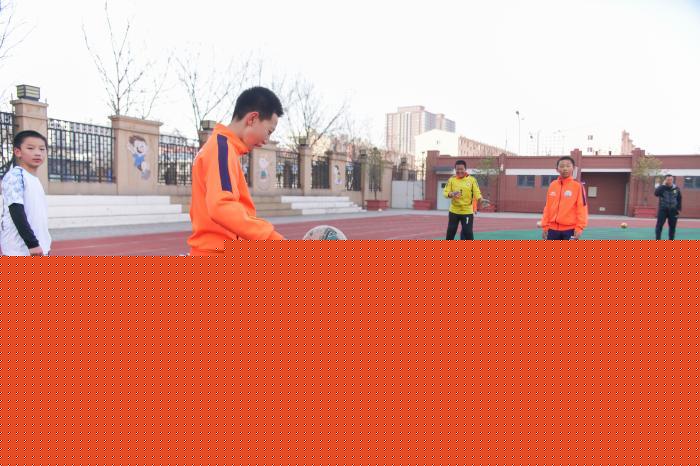 图为呼和浩特市赛罕区锡林南路小学分校足球队员在训练。　张林虎 摄
