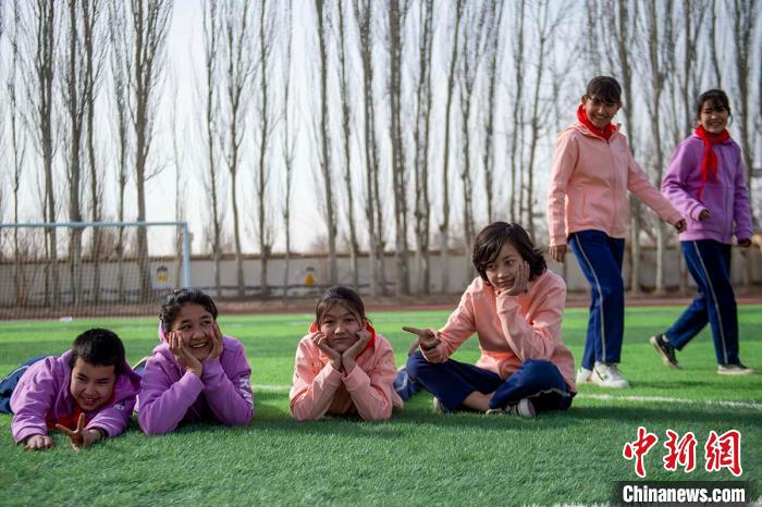 托帕小学学生在新运动场留影。　周广科 摄