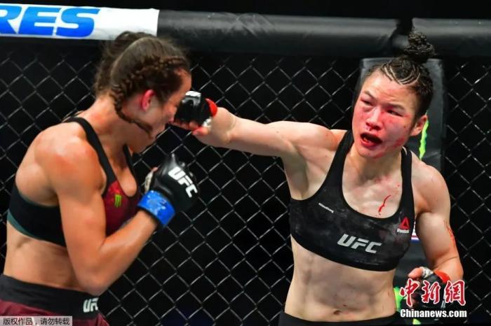 张伟丽在UFC248站女子草量级世界冠军卫冕战上，在五个回合里以点胜击败波兰选手乔安娜，成功卫冕。图为张伟丽(右)在卫冕战比赛中。