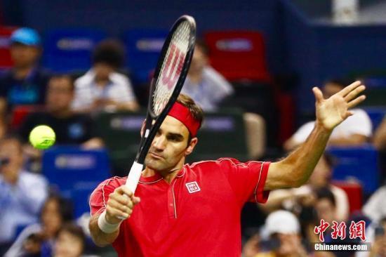 资料图：2019年12月29日，在浙江杭州奥体中心举行的2019天猫杯国际网球邀请赛中，瑞士选手费德勒以2比1战胜德国选手亚历山大·兹维列夫。/p中新社记者 李晨韵 摄