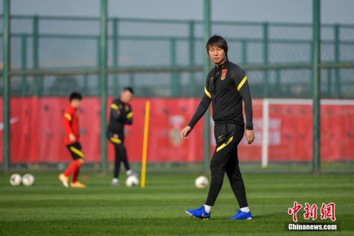 资料图：1月22日，中国国家男子足球队主教练李铁率领球员在海口展开冬季集训，备战2022年卡塔尔世界杯亚洲区预选赛预赛阶段(四十强赛)的比赛。图为中国国家男子足球队主教练李铁。 /p中新社记者 骆云飞 摄