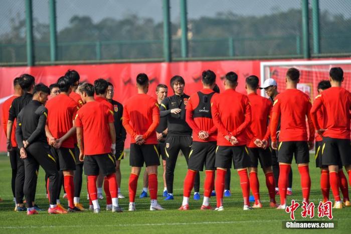 1月22日，中国国家男子足球队主教练李铁率领球员在海口展开冬季集训，备战2022年卡塔尔世界杯亚洲区预选赛预赛阶段(四十强赛)的比赛。图为李铁在训练前给球员开会。 /p中新社记者 骆云飞 摄