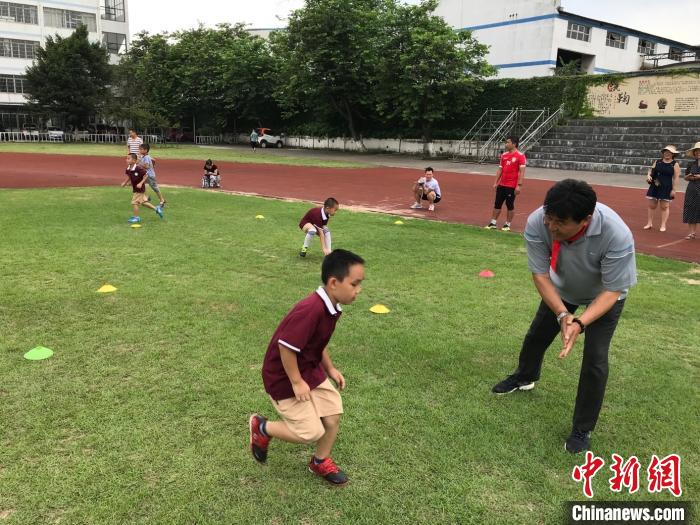 2019年，迟尚斌在柳州27中及附小(前上汽通用五菱子弟学校)辅导职工子弟进行足球训练。　张旭阳 摄