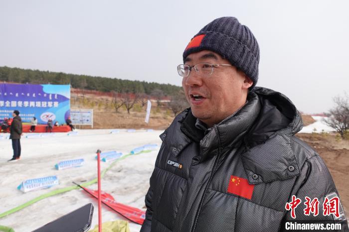 冬季两项国家队领队接受/p中新社记者采访，表达了对参赛队员的肯定 郝凌宇 摄