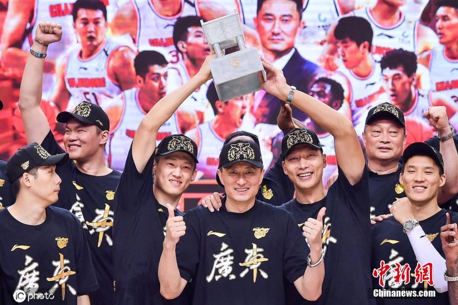资料图：2019-20赛季颁奖仪式上广东队捧起奖杯。图片来源：IC photo