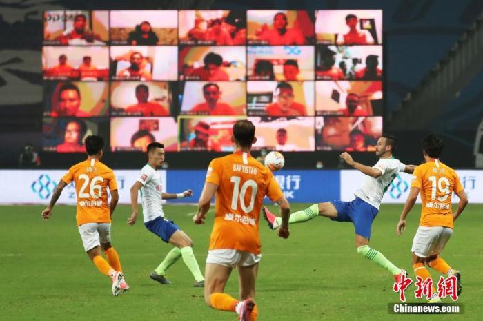 2020中国足球协会超级联赛(苏州赛区)打响揭幕战，武汉卓尔队(橙色上衣)对阵青岛黄海青港队(白色上衣)。/p中新社记者 泱波 摄