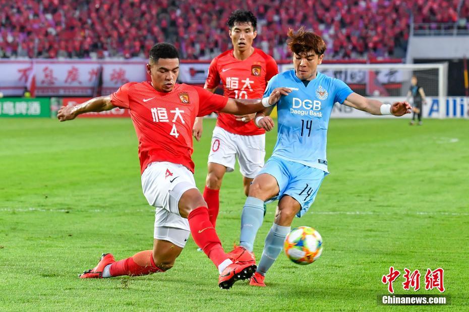 资料图：蒋光太(左一)在比赛中。/p中新社记者 陈骥旻 摄