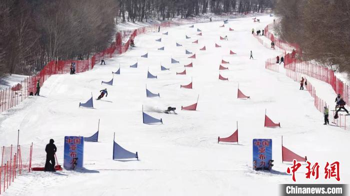 全国单板滑雪平行项目锦标赛在黑龙江省亚布力体育训练基地开赛。黑龙江省体育局供图