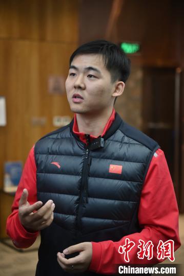 国家残疾人单板国家滑雪队体能教练刘浩正在接受记者采访。/p中新社记者张兴龙摄 张兴龙 摄
