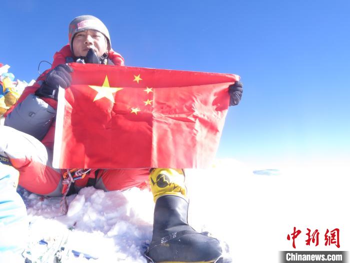 2013年5月19日，26岁的孙义全首次登顶珠穆朗玛峰。孙义全 供图
