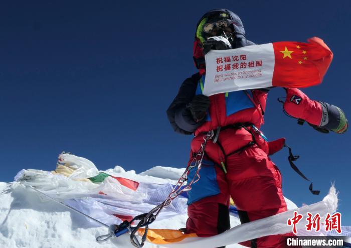 2019年5月21日，孙义全第三次登顶珠峰，成为国内从南坡登顶珠峰次数最多的登山家。孙义全 供图