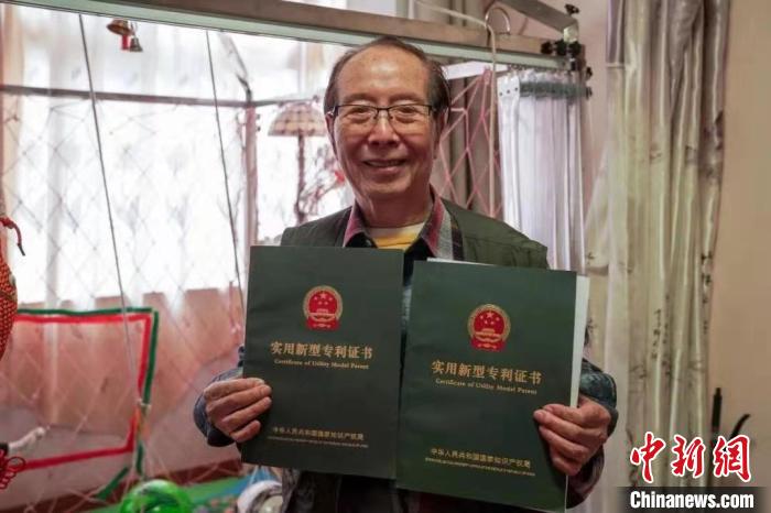 89岁的郑昌祈曾是上海康元玩具厂的总设计师。　杨丽颖 摄