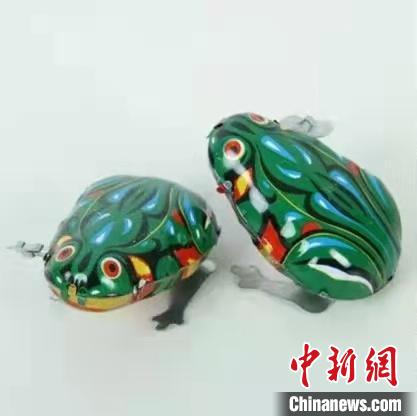 老上海式“绿色铁皮青蛙”，就诞生于郑昌祈工作过的玩具厂。　杨丽颖 摄