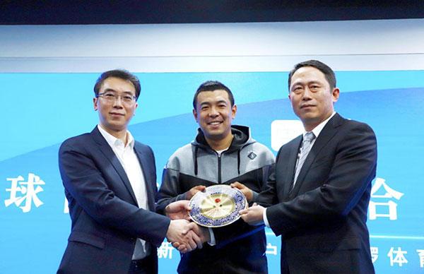 徐亮(中)被授予足球高尔夫(中国)运动推广大使职务。主办方供图 吴雪婷 摄 徐亮(中)被授予足球高尔夫(中国)运动推广大使职务。主办方供图 吴雪婷 摄