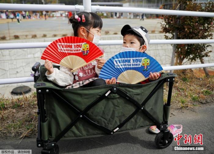 日本小朋友为奥运圣火传递加油助威

