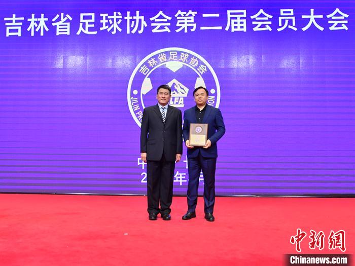 吉林省体育局副局长宋海友(左一)在大会上颁发聘书。 张瑶 摄 吉林省体育局副局长宋海友(左一)在大会上颁发聘书。 张瑶 摄