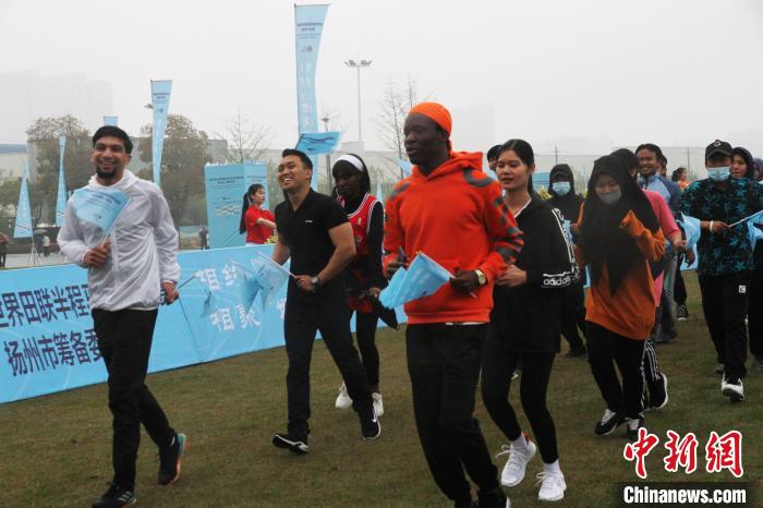 30多名“洋学生”参加健身跑，喜迎“世马”。　崔佳明 摄