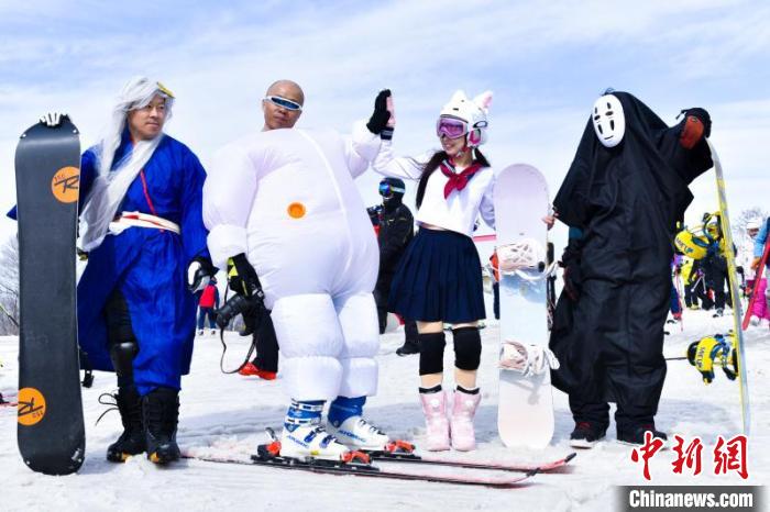 滑雪爱好者参加光猪节活动。(吕品 摄)