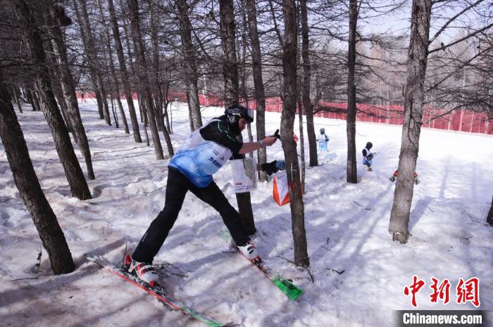 定点滑雪比赛中。超级定点滑雪公开赛组委会