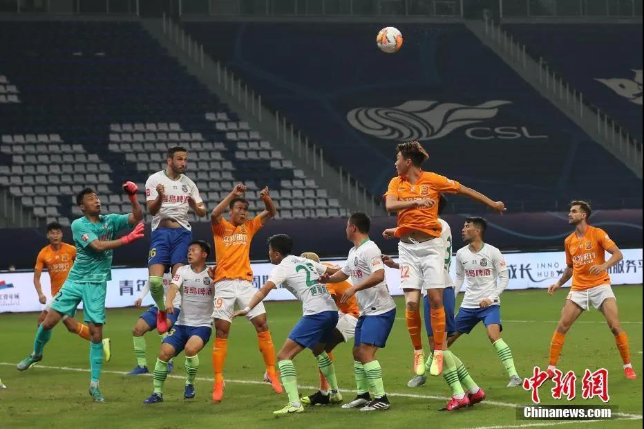 资料图：2020赛季中超联赛武汉队与青岛队在比赛中。/p中新社记者 泱波 摄
