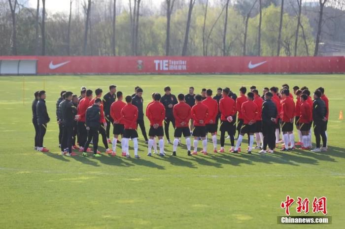 资料图:李铁与队员交流。张亨伟 摄 资料图:李铁与队员交流。张亨伟 摄