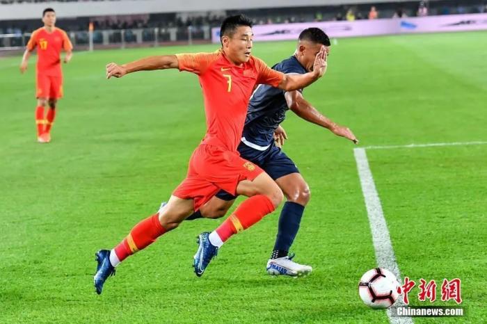 武磊在比赛中带球突破关岛队防守球员。中新社记者 陈骥旻 摄 武磊在比赛中带球突破关岛队防守球员。/p中新社记者 陈骥旻 摄