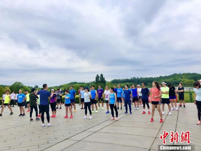 北京奥森跑团成员跑前集体热身。赵海青提供