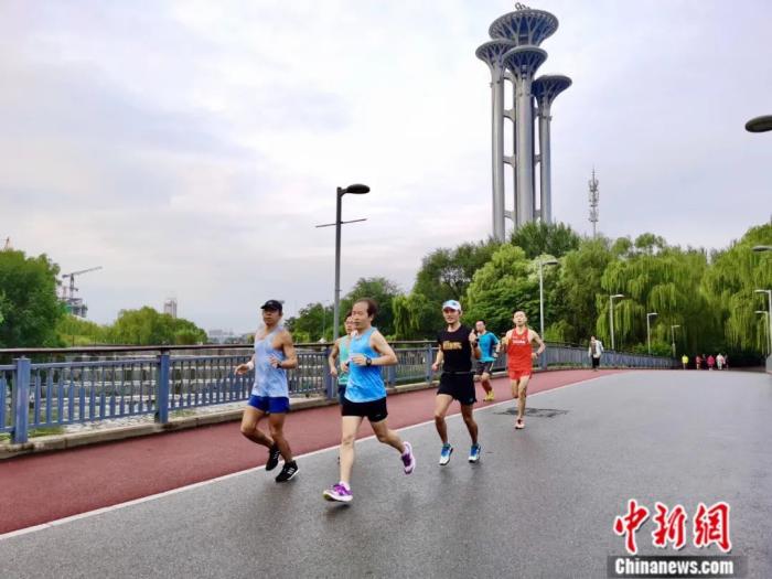 北京奥森跑团在跑步中。赵海青提供