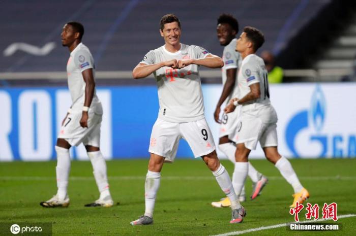 当地时间8月14日晚,2019-2020赛季欧冠1/4决赛在里斯本上演了一场进球大战,最终,德甲霸主拜仁慕尼黑队8:2大胜西甲巴塞罗那队,昂首挺进半决赛。如此悬殊的比分,也创造了巴塞罗那队史欧冠最差纪录。图为拜仁球星莱万多夫斯基庆祝进球。图片来源:IC photo 当地时间8月14日晚,2019-2020赛季欧冠1/4决赛在里斯本上演了一场进球大战,最终,德甲霸主拜仁慕尼黑队8:2大胜西甲巴塞罗那队,昂首挺进半决赛。如此悬殊的比分,也创造了巴塞罗那队史欧冠最差纪录。图为拜仁球星莱万多夫斯基庆祝进球。图片来源:IC photo