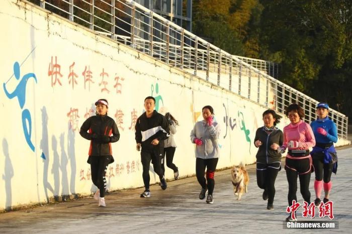1月1日清晨，江西南昌，市民跑步健身，迎接2021新年的到来。/p中新社记者 刘占昆 摄