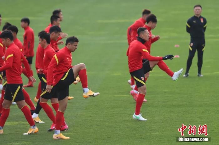 球员们做热身准备。张亨伟 摄 球员们做热身准备。张亨伟 摄