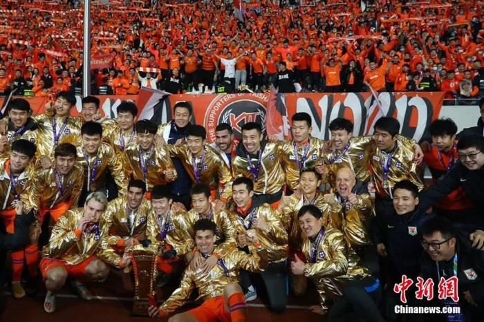 山东泰山队队员在足协杯颁奖仪式后与球迷合影。泱波 摄 山东泰山队队员在足协杯颁奖仪式后与球迷合影。泱波 摄