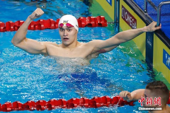 1月18日，在2020年国际泳联冠军游泳系列赛(北京站)男子200米自由泳决赛中，中国选手孙杨以1分45秒55的成绩获得冠军。/p中新社记者 富田 摄
