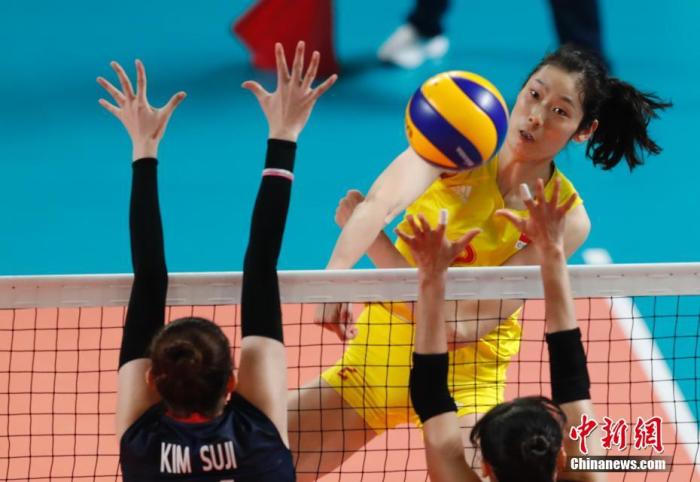 1月7日，国际排联(FIVB)在官方网站上公布了又一位入围过去十年百大球星榜的球员——中国女排朱婷成功登榜。资料图为2016年8月23日，雅加达亚运会女排小组赛，中国队朱婷在比赛中。
/p中新社记者 杜洋 摄